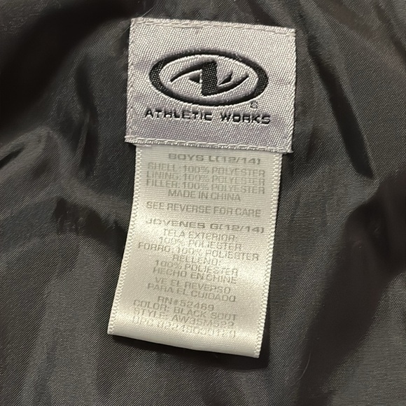 Boys puffer vest / black / L (10/12) zipper and Velcro close - Picture 3 of 10